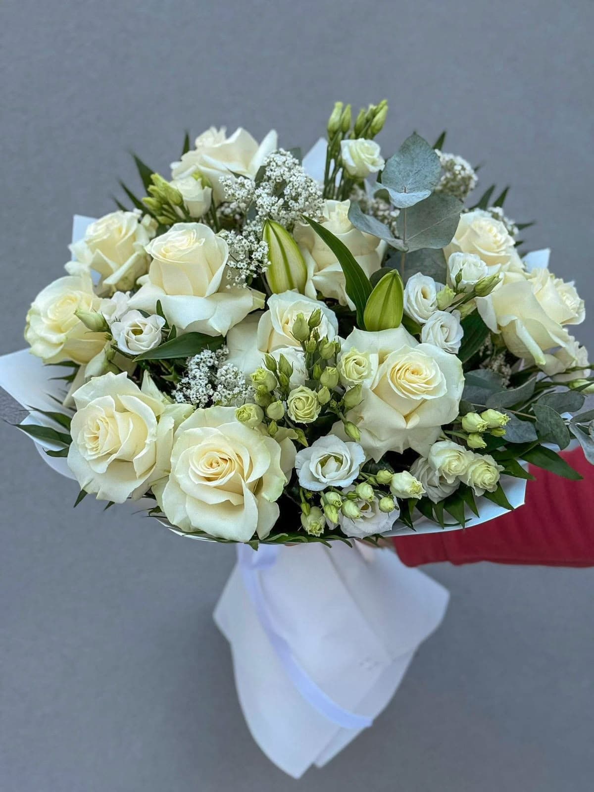 Aranjament floral semnătură pentru masa mirilor