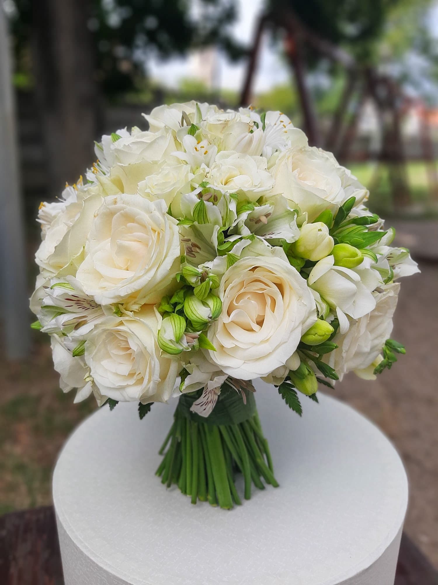 Buchete de mireasă și aranjamente florale pentru nuntă, realizate cu flori proaspete și combinații armonioase de culori. Descoperă creații florale elegante, personalizate în funcție de stilul evenimentului, perfecte pentru buchetul miresei, decorul ceremoniei și aranjamentele pentru petrecerea de nuntă.