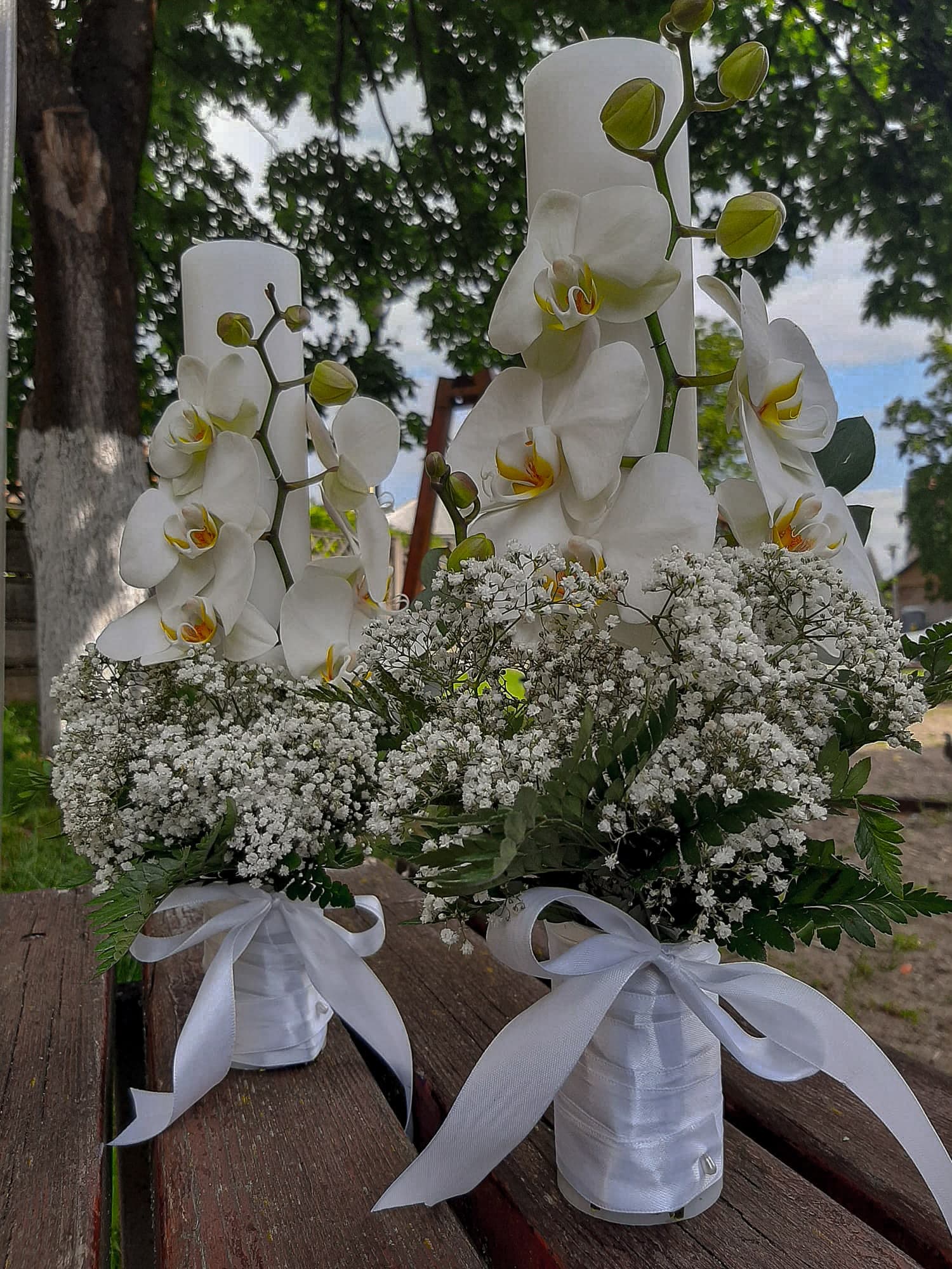 Buchete de mireasă și aranjamente florale pentru nuntă, realizate cu flori proaspete și combinații armonioase de culori. Descoperă creații florale elegante, personalizate în funcție de stilul evenimentului, perfecte pentru buchetul miresei, decorul ceremoniei și aranjamentele pentru petrecerea de nuntă.