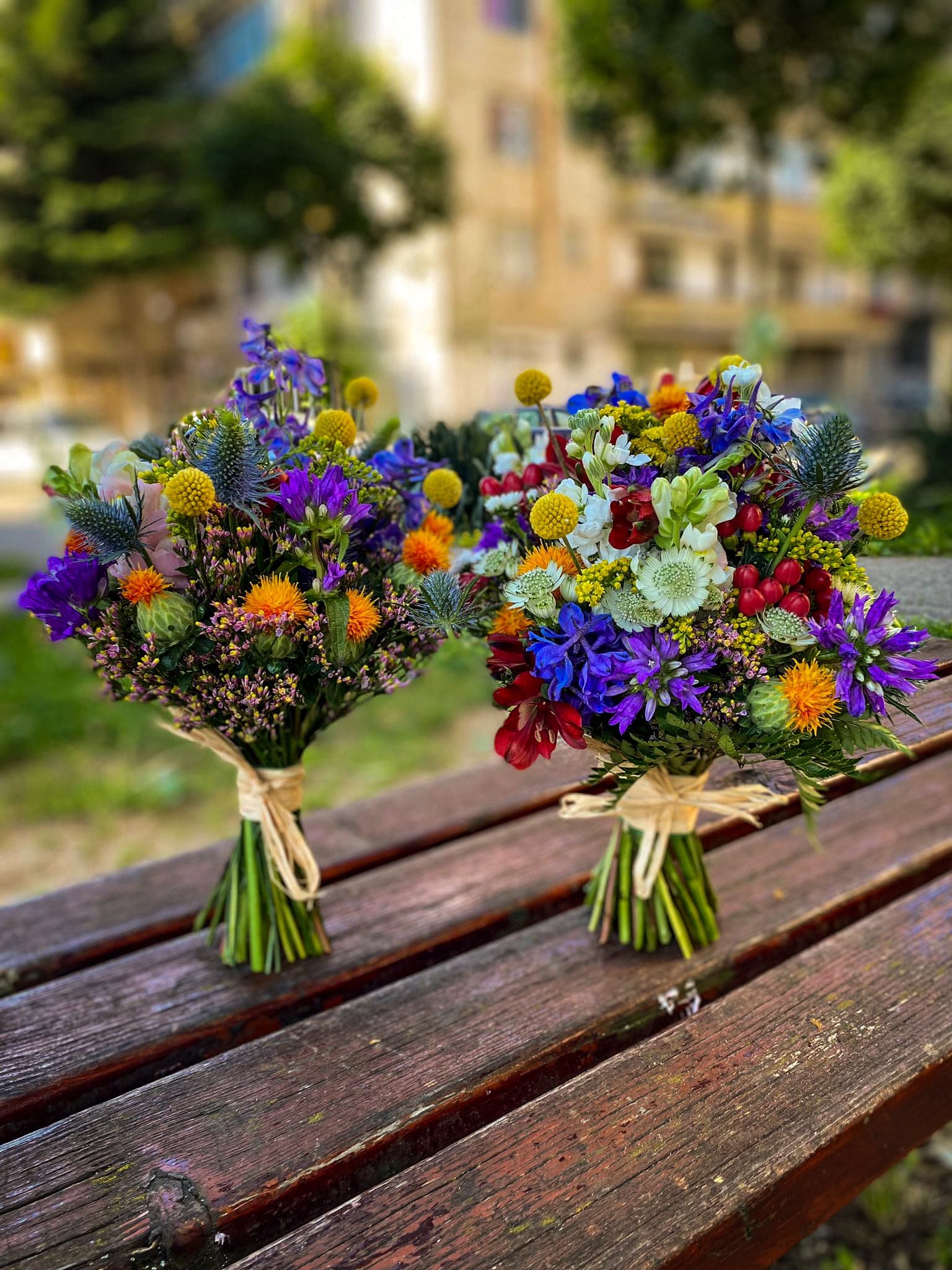 Buchete de mireasă și aranjamente florale pentru nuntă, realizate cu flori proaspete și combinații armonioase de culori. Descoperă creații florale elegante, personalizate în funcție de stilul evenimentului, perfecte pentru buchetul miresei, decorul ceremoniei și aranjamentele pentru petrecerea de nuntă.