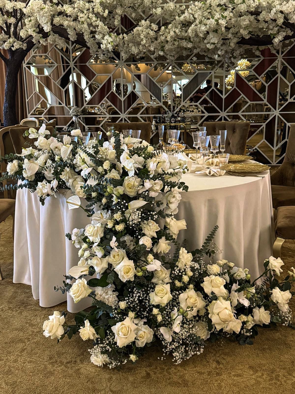 Buchete de mireasă și aranjamente florale pentru nuntă, realizate cu flori proaspete și combinații armonioase de culori. Descoperă creații florale elegante, personalizate în funcție de stilul evenimentului, perfecte pentru buchetul miresei, decorul ceremoniei și aranjamentele pentru petrecerea de nuntă.