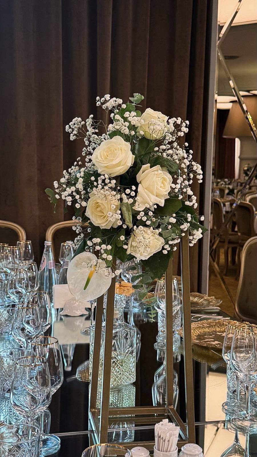 Buchete de mireasă și aranjamente florale pentru nuntă, realizate cu flori proaspete și combinații armonioase de culori. Descoperă creații florale elegante, personalizate în funcție de stilul evenimentului, perfecte pentru buchetul miresei, decorul ceremoniei și aranjamentele pentru petrecerea de nuntă.