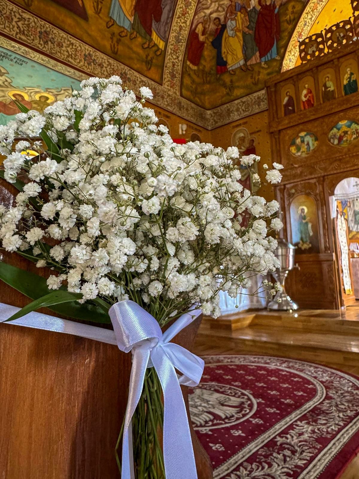 Buchete de mireasă și aranjamente florale pentru nuntă, realizate cu flori proaspete și combinații armonioase de culori. Descoperă creații florale elegante, personalizate în funcție de stilul evenimentului, perfecte pentru buchetul miresei, decorul ceremoniei și aranjamentele pentru petrecerea de nuntă.
