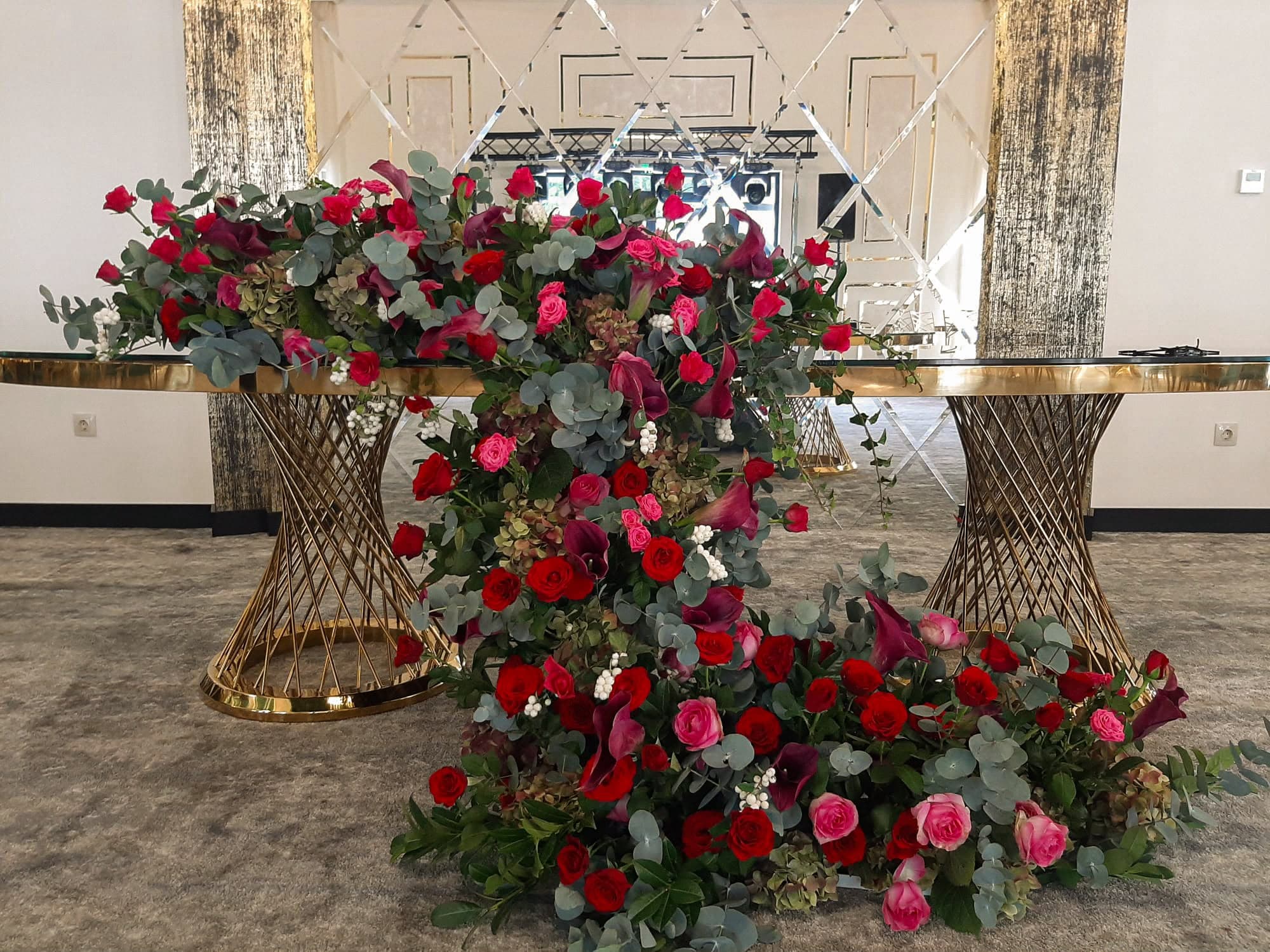 Buchete de mireasă și aranjamente florale pentru nuntă, realizate cu flori proaspete și combinații armonioase de culori. Descoperă creații florale elegante, personalizate în funcție de stilul evenimentului, perfecte pentru buchetul miresei, decorul ceremoniei și aranjamentele pentru petrecerea de nuntă.