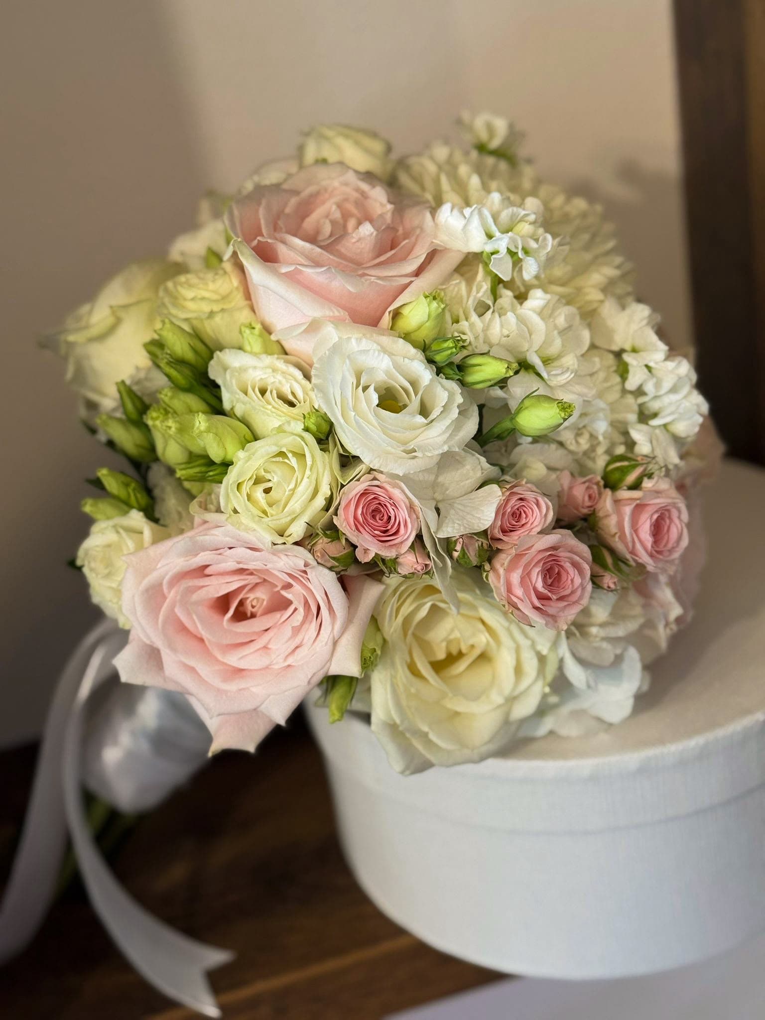 Buchete de mireasă și aranjamente florale pentru nuntă, realizate cu flori proaspete și combinații armonioase de culori. Descoperă creații florale elegante, personalizate în funcție de stilul evenimentului, perfecte pentru buchetul miresei, decorul ceremoniei și aranjamentele pentru petrecerea de nuntă.