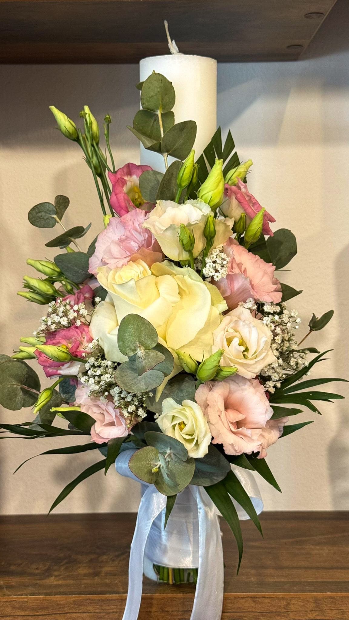 Buchete de mireasă și aranjamente florale pentru nuntă, realizate cu flori proaspete și combinații armonioase de culori. Descoperă creații florale elegante, personalizate în funcție de stilul evenimentului, perfecte pentru buchetul miresei, decorul ceremoniei și aranjamentele pentru petrecerea de nuntă.