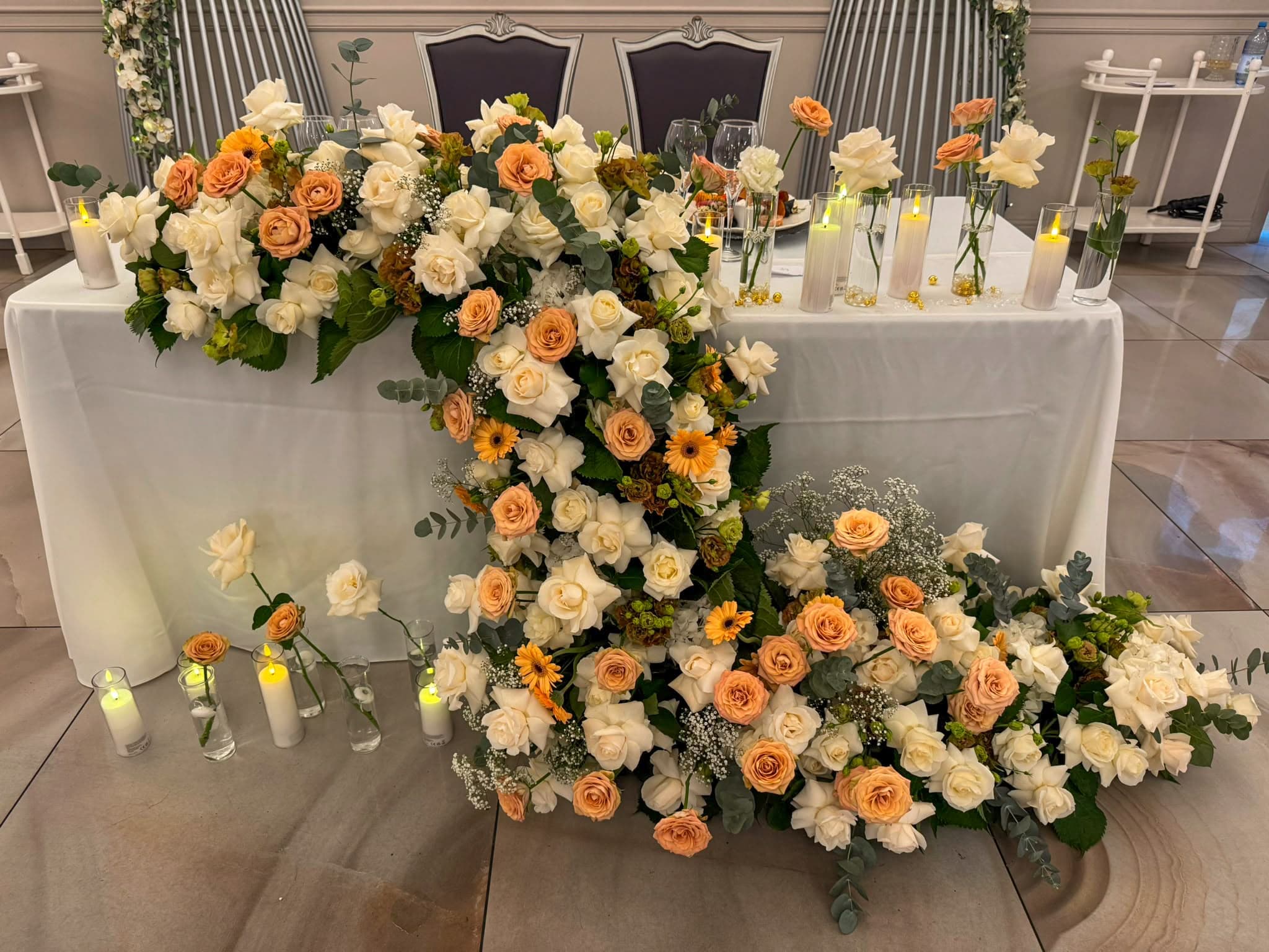 Buchete de mireasă și aranjamente florale pentru nuntă, realizate cu flori proaspete și combinații armonioase de culori. Descoperă creații florale elegante, personalizate în funcție de stilul evenimentului, perfecte pentru buchetul miresei, decorul ceremoniei și aranjamentele pentru petrecerea de nuntă.