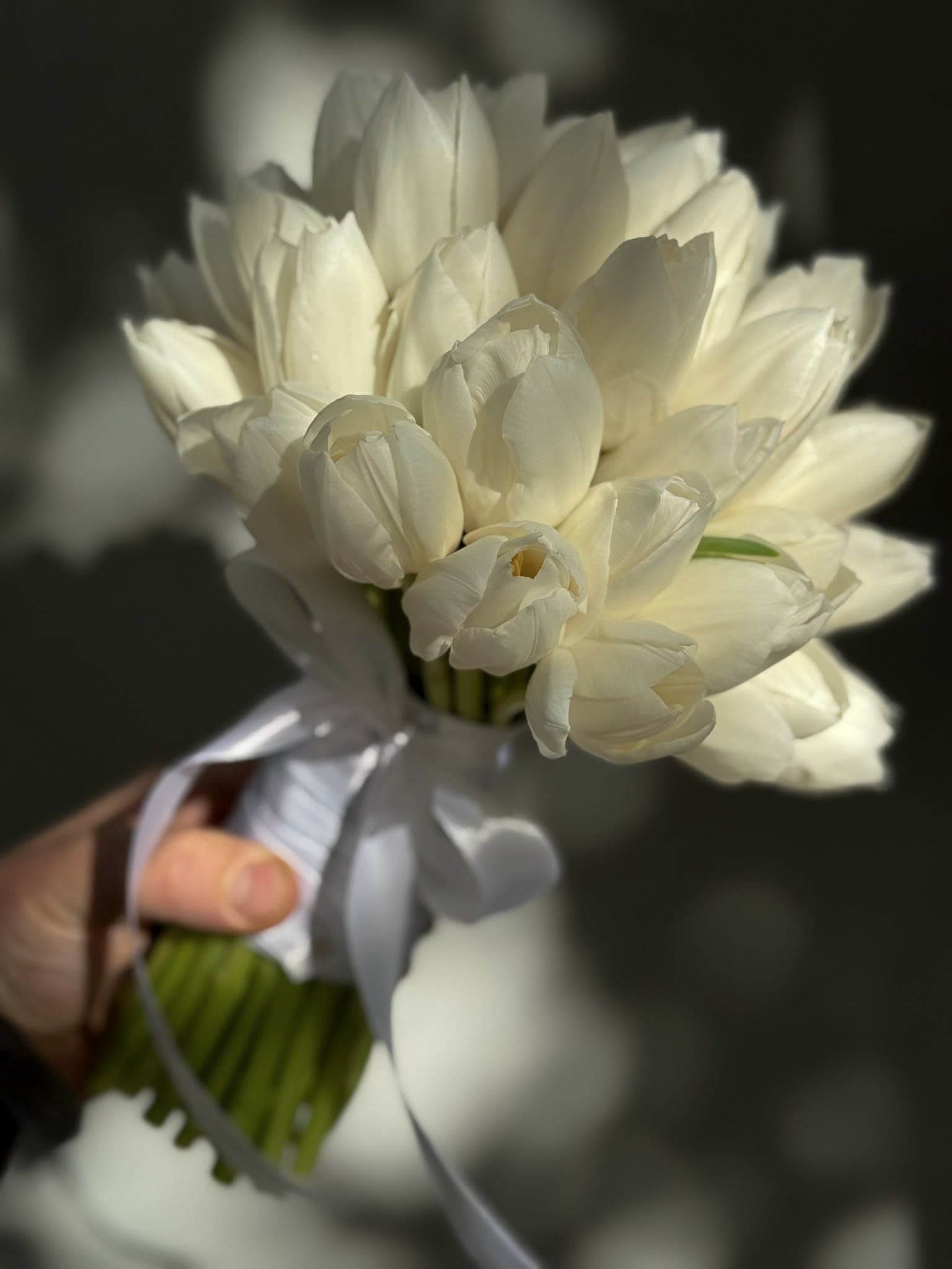 Buchete de mireasă și aranjamente florale pentru nuntă, realizate cu flori proaspete și combinații armonioase de culori. Descoperă creații florale elegante, personalizate în funcție de stilul evenimentului, perfecte pentru buchetul miresei, decorul ceremoniei și aranjamentele pentru petrecerea de nuntă.