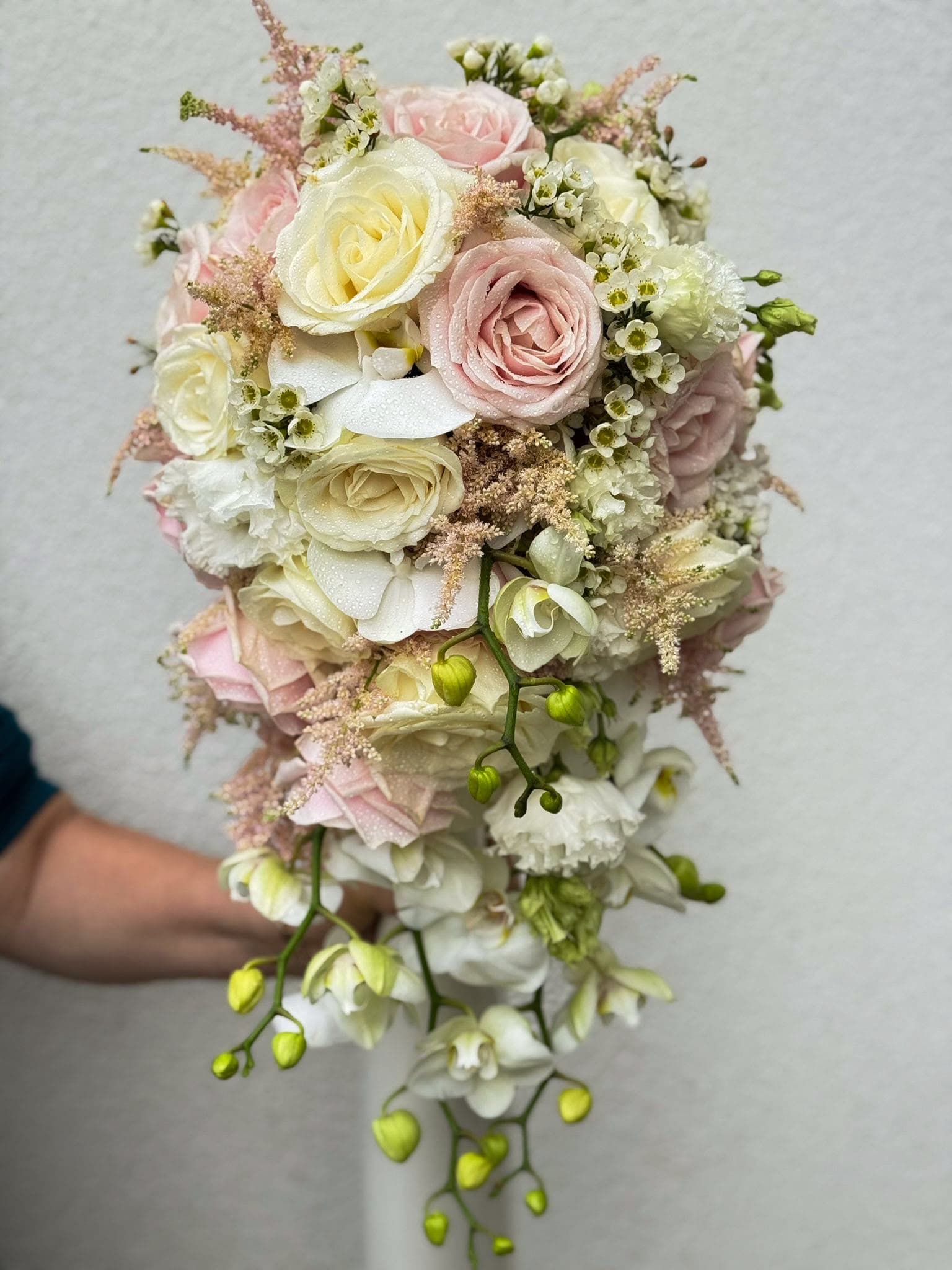 Buchete de mireasă și aranjamente florale pentru nuntă, realizate cu flori proaspete și combinații armonioase de culori. Descoperă creații florale elegante, personalizate în funcție de stilul evenimentului, perfecte pentru buchetul miresei, decorul ceremoniei și aranjamentele pentru petrecerea de nuntă.