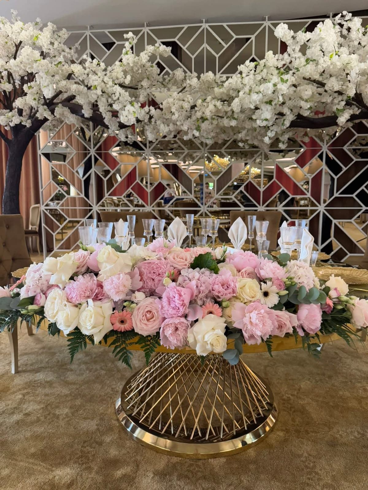 Buchete de mireasă și aranjamente florale pentru nuntă, realizate cu flori proaspete și combinații armonioase de culori. Descoperă creații florale elegante, personalizate în funcție de stilul evenimentului, perfecte pentru buchetul miresei, decorul ceremoniei și aranjamentele pentru petrecerea de nuntă.