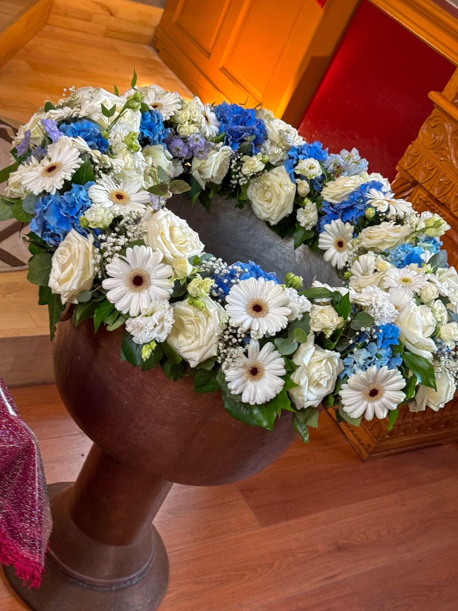 Aranjamente florale pentru botez, create din flori proaspete și combinații delicate de culori, ideale pentru decorul mesei festive și al locației evenimentului.