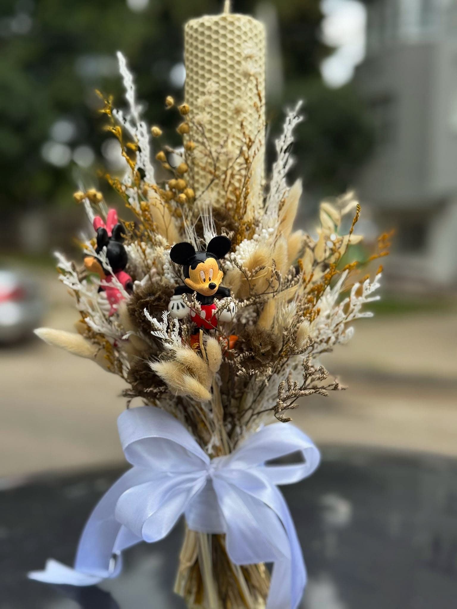 Buchete și aranjamente florale pentru botez, realizate cu atenție la detalii, perfecte pentru o celebrare elegantă și un decor deosebit.