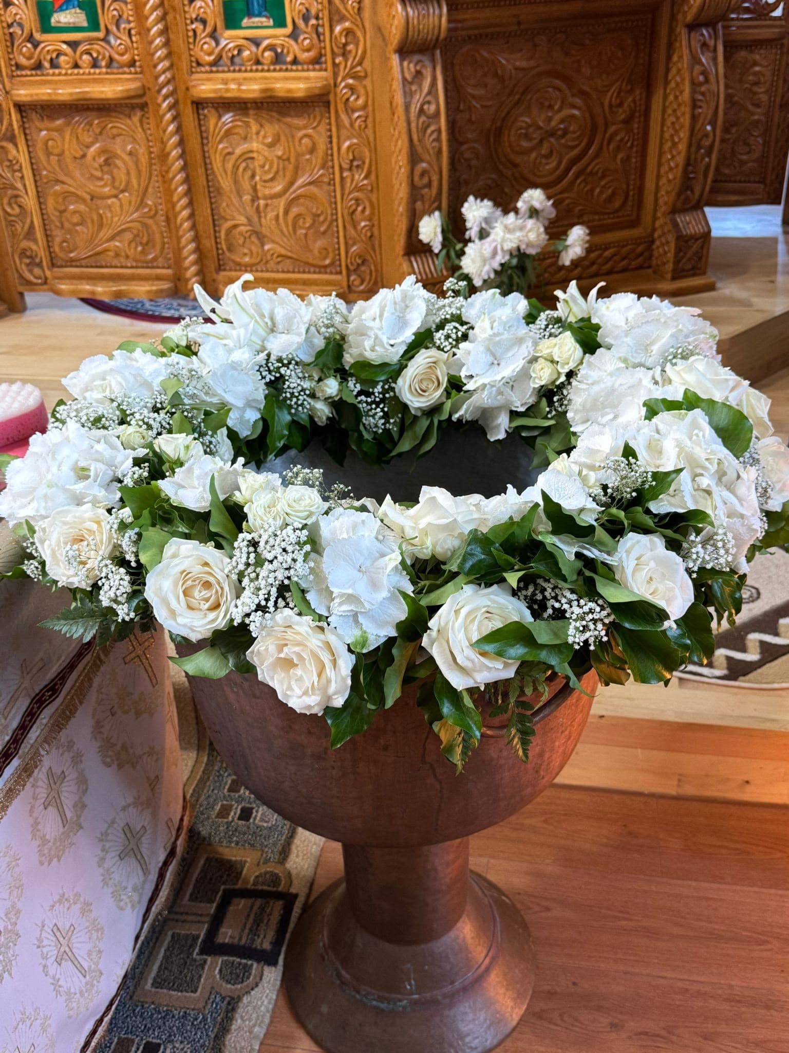 Aranjamente florale elegante pentru botez, concepute pentru a completa decorul evenimentului cu prospețime, armonie și frumusețea florilor naturale.